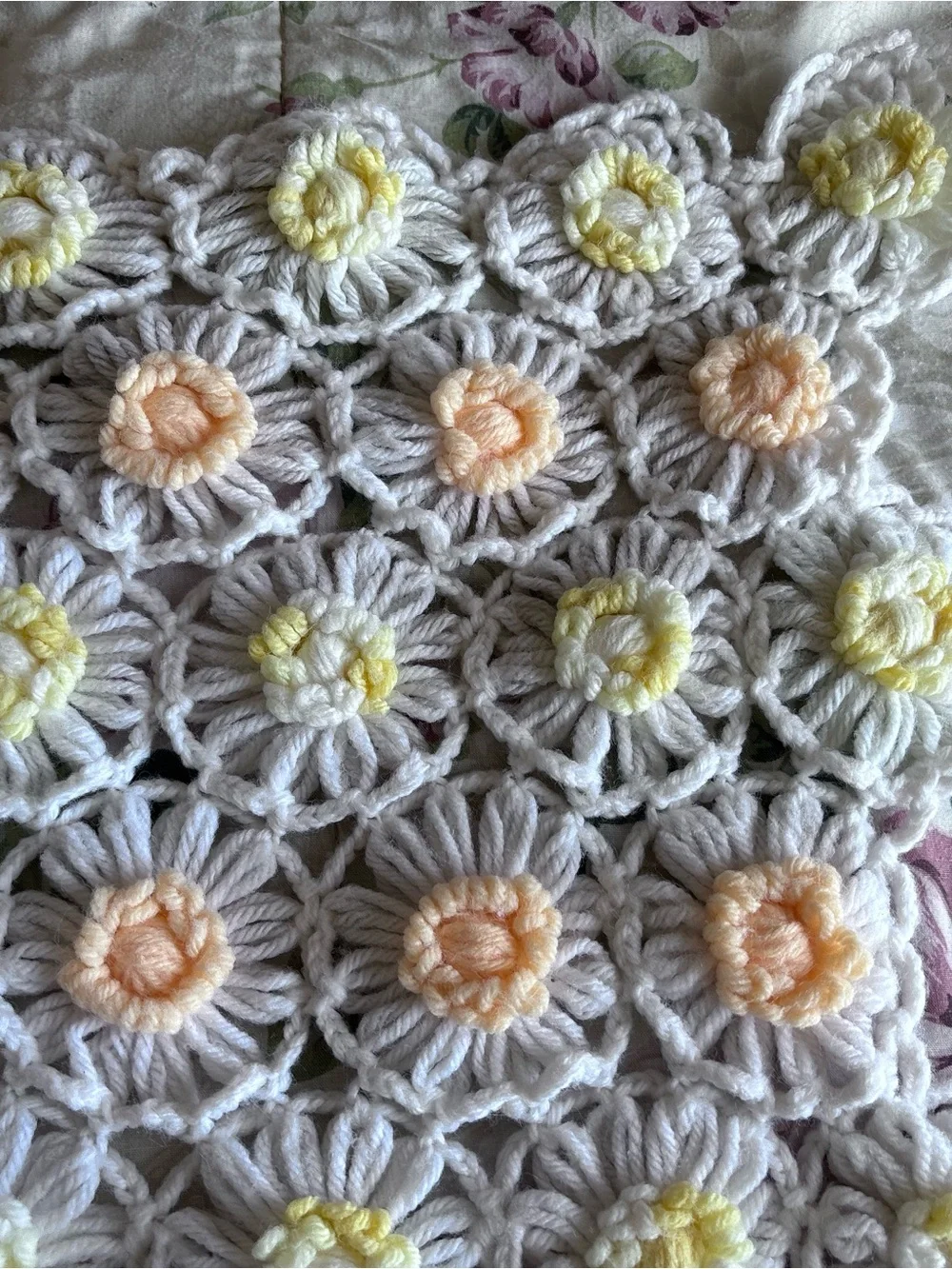Handmade Vintage Crochet Daisy Puff Baby Blanket 25x30